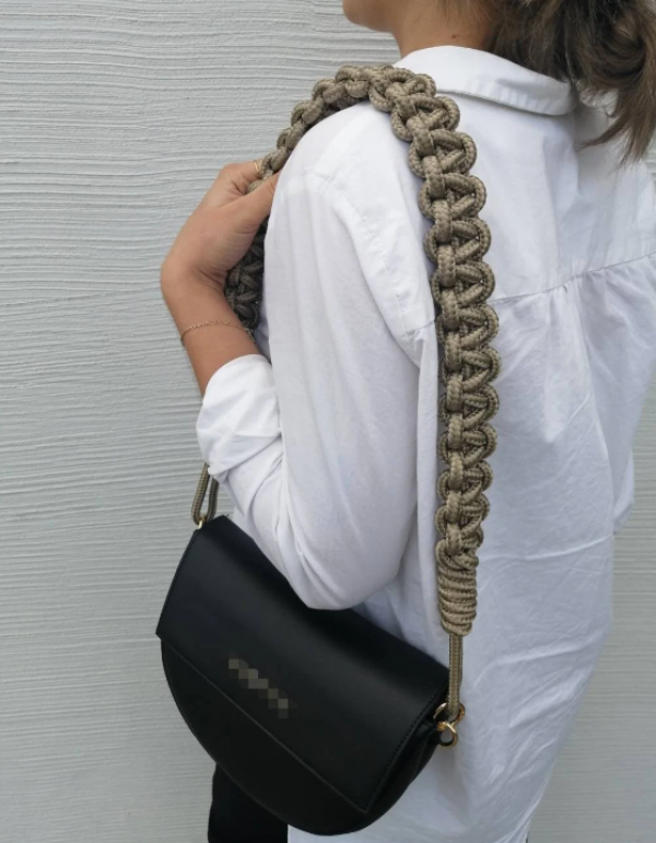 Tas selempang dengan aksen tali paracord